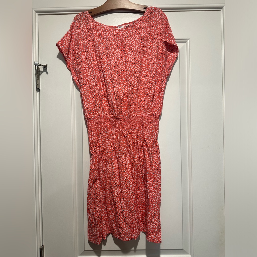 Women’s gap dress. Lightweight. Like new.